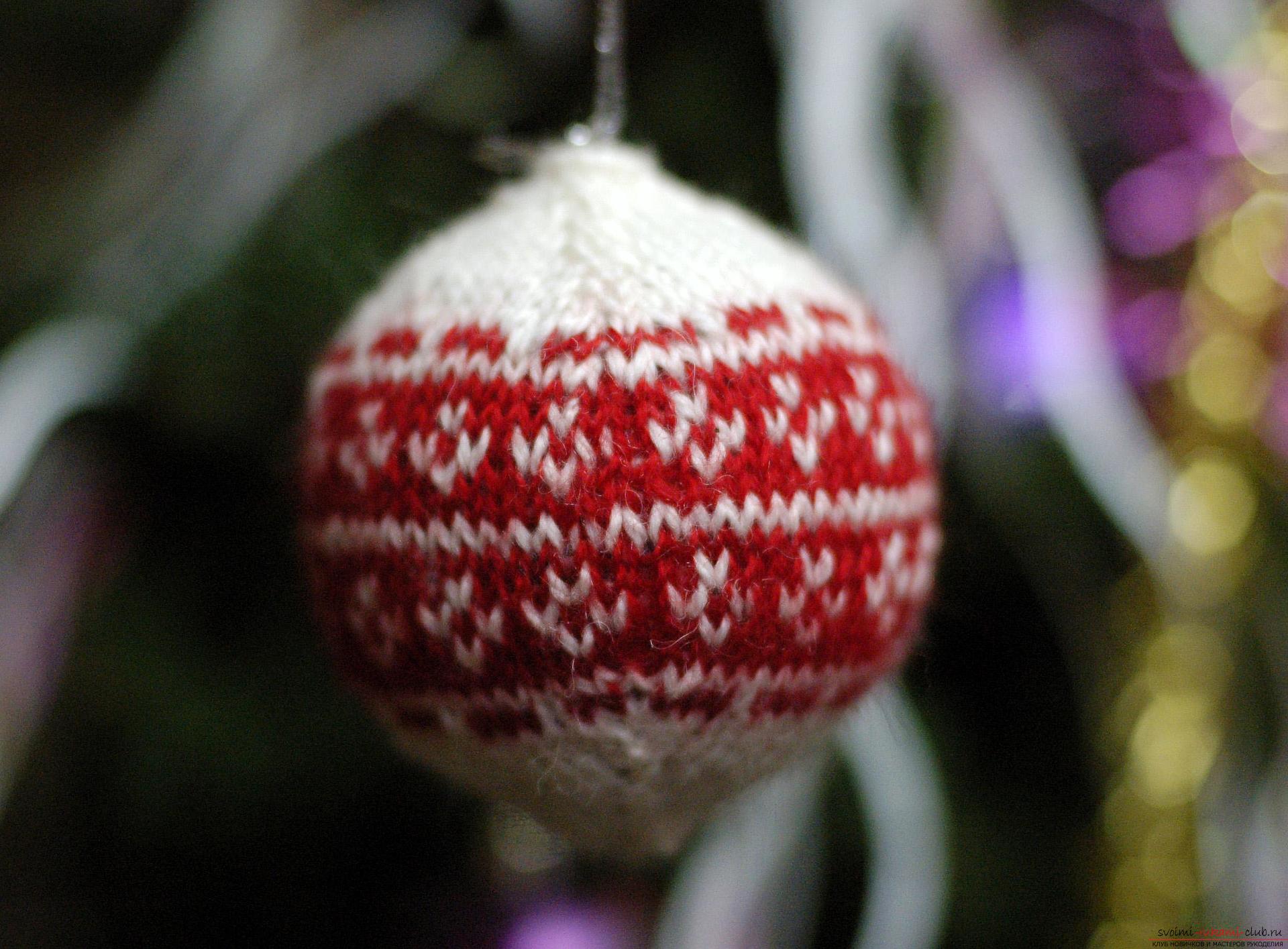 Приятно делать своими руками новогодние поделки, например, связать крючком шары на елку.. Фото №1